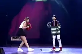 TFBOYS易烊千玺18岁生日，牵手神秘女孩！视频封面