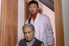 守望幸福：养老院护工疏忽，痴呆奶奶竟自己推轮椅跑，酿成大祸视频封面