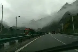 京昆高速西安到汉中，穿越的是秦岭还是人间仙境？视频封面