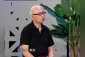丈夫把妻子手机拿到手，正好显示老公来电话了，丈夫愤怒到极致！