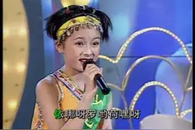 童谣歌曲怀旧《放学吹起笛哩噜》，小美女唱的非常好听！