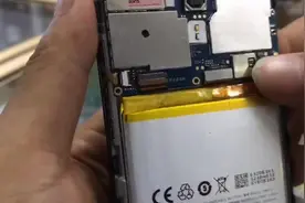 手机突然自动黑屏，充电无反应，别慌！小伙教快速解决视频封面