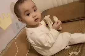 是不是10个月的宝宝都喜欢这样，悄悄的一个人撕纸玩，不注意就吃