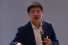 为什么这么多人黑他学历？张雪峰亲口说自己研究生是北大光华上的视频封面