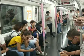 从武汉光谷广场坐2号地铁换乘4号线去青鱼嘴，看看地铁里边怎么样视频封面