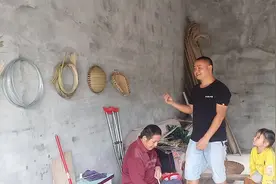 四川农村：在墙上钉个钉子，还要打水平，老表还是个讲究人视频封面