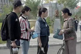 安居：养鸡大妈给女儿送饭，女儿同学投来异样眼神，女儿一脸嫌弃视频封面