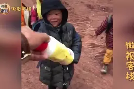 网友：路上遇到几个小朋友上学，一人送一瓶，开心极了~