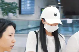 TWICE成员MINA现身机场，上下包裹严实，不过眼尖粉丝还是认出