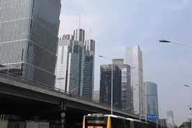北京3环，从国贸桥步行到央视大楼，两边建筑有点像上海陆家嘴视频封面
