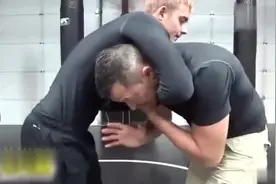 被锁住脖子该如何挣脱，格斗专家为你教学，学会了吗？