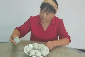 腌咸的臭鸭蛋能不能吃？试吃一下，味道是那样的，就是不一样视频封面