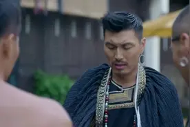 三兄弟从寨子里出来见到新鲜事物啧啧称奇，连自行车都不知道