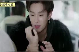 男子把美女拖上车，车上是个富豪！还一直摸她的手，姐姐都懵了视频封面