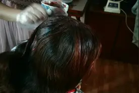 小美女挑战给人染发！调好染料就往头发上抹。最后成这样了！伤感视频封面