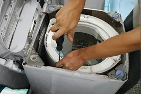 想清洗洗衣机但是不会打开内桶？小伙手把手教你，不用再花冤枉钱视频封面