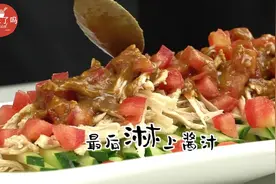 鸡胸脯肉富含蛋白质而少脂肪，加入西红柿和黄瓜丝，减肥餐必备