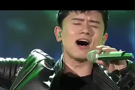 台下大咖云集，张杰敢唱2019巨火的主题曲，太大胆了