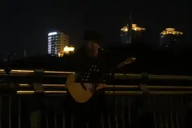 街头歌手吉他伴奏，一首《可不可以》打动我的心