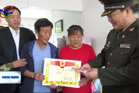 县人武部部长张霄峰为现役军人家属送立功喜报
