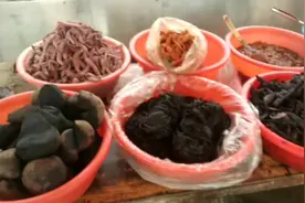 临沂大姐在集市上卖酱菜，价格不等，30多样酱菜随便选，真好吃