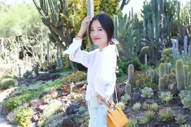 白色衬衫加浅蓝色超短裤，搭配小白鞋，气质满分