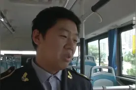 老人站台摔倒 公交司机背上车送医视频封面