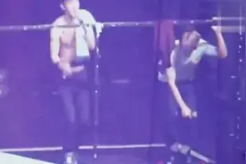 EXO舞台换衣纸板掉落 伯贤呆萌帮倒忙 工作人员急救场 钟大亮点哦视频封面