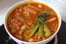 想吃麻辣烫别出去了，自己在家就能做，10分钟就搞定，比买的好吃