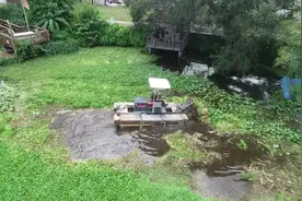 清除池塘里的水草，怎么办？这有专用的水上机械，漂浮在水中作业
