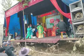 河南农村唱大戏真热闹，1400元一场请的戏班子，嗓门真不赖视频封面