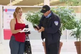 国外爆笑街头恶搞：电棒突然出现电，结果把自己给耍了，有趣视频封面