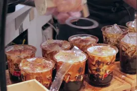 台湾街头珍珠奶茶，珍珠制作方式与众不同，感觉以前喝的是假的！