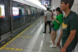 在成都坐地铁，去火车买票人多最好在网上买票，排队都说好麻烦！视频封面