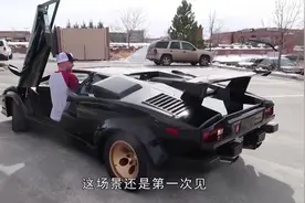二手的兰博基尼，倒个车还得开着车门。这个场景我还是第一次见