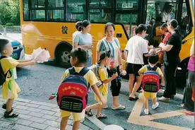 教师节送啥礼物给老师呢，这个小朋友的灯笼太有创意，赞不绝口。视频封面