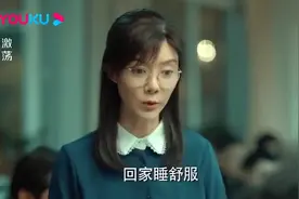 小伙上课睡觉，不料被美女老师逮个正着，下秒小伙反应笑死人！视频封面