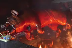 印度尼西亚街头美食/食品 - 印尼巴厘岛香酥烤猪 (印尼)视频封面