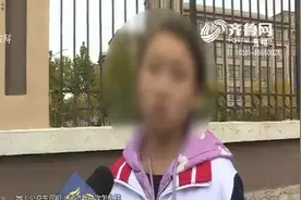 11岁女孩脚卡公交车门被拖行数十米，衣服被磨破烂，母亲后怕不已视频封面