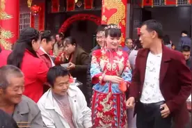 湖南小伙结婚，喜宴上新娘新郎发喜糖收喜钱来了，新娘素养好高呀视频封面