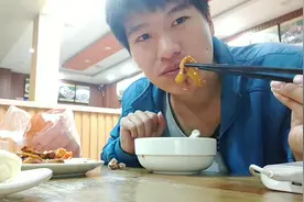 晚餐2菜一汤，是不是有点多，又加一份鸡叉骨，真是丰盛，美味