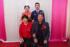 山东兵哥哥结婚，郎才女貌父母慈祥，一看就是一个幸福美满的家庭视频封面