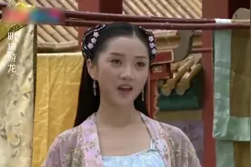 刁蛮宫女用脚给皇后洗衣服，竟把名贵绸缎踩烂，狗急跳墙打丫鬟！