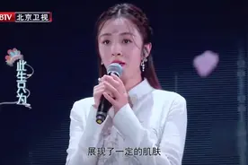 王晓晨《跨界歌王》造型太美，白色连衣裙气质出众，编发发型好仙