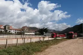 实拍昆明到老挝琅勃拉邦旅游大巴，出关就没信号了，洗个手好尴尬视频封面