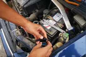 汽车3个月不开想把电瓶线拆掉，小伙纠结到底是拆正极还是负极？视频封面