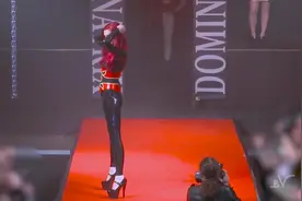 黑色连体皮衣，简约而不简单，个性十足！视频封面