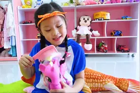 小男孩一不高兴就躺在地板上哭，看妈妈怎么帮他改掉这个坏习惯视频封面