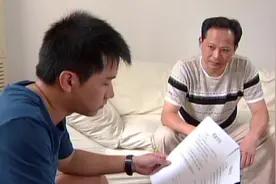 社会剧：父亲找儿子签还债合同，儿子心里也好受些，真是父爱伟大视频封面