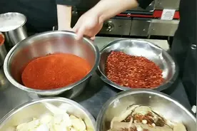 凉皮油泼辣子这样做才香，看陕西厨师咋样做的，油色鲜红香味扑鼻